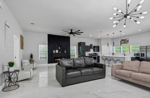 Alamo Heights House | Modern Luxe Retreat|Sleeps 12|Alamo Heights