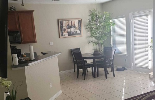 Carrollton House | Modern Luxurious Comfortable House 9 mins to Legacy West, and other dine-in area