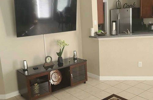 Carrollton House | Modern Luxurious Comfortable House 9 mins to Legacy West, and other dine-in area