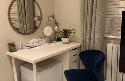 Cheadle House | Modern & Luxurious Double Bedroom with en-suite washroom (Double walk-in shower)