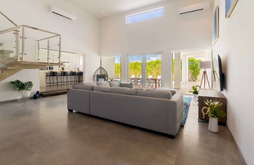 Esmeralda Villa | Modern, Luxurious Villa w/Heated Jacuzzi! *close to beaches*
