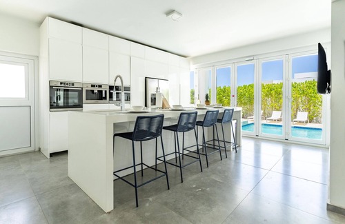 Esmeralda Villa | Modern, Luxurious Villa w/Heated Jacuzzi! *close to beaches*