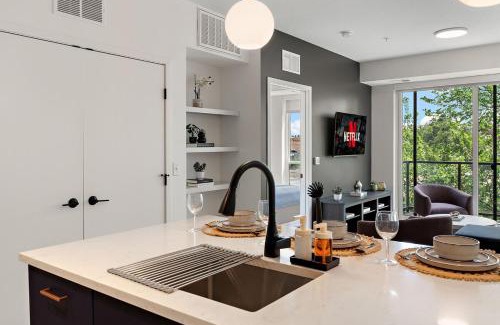 Downtown Minneapolis Apartment | Modern Luxury 1Bd Condo In Downtown Minneapolis, Minutes From Minneapolis Convention Center & US Bank Arena