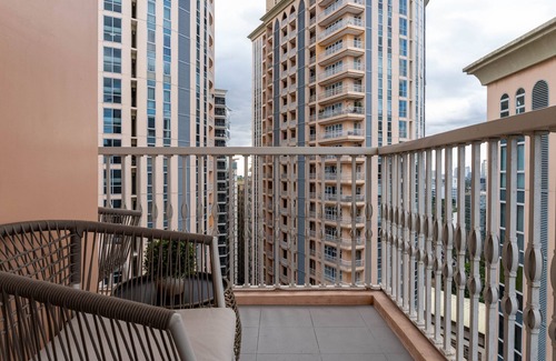 Pinagsama Apartment | Modern Luxury 1BR in Venice Mckinley