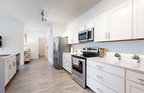 Gainesville Apartment | Modern luxury apartment w/private balcony, and shared pool