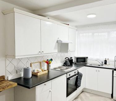 Tower Hamlets Apartment | Modern Luxury Apartment by Mile End