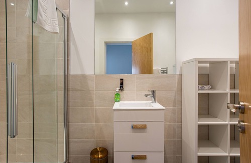 Ormeau Apartment | Modern Luxury Apartment, Sleeps 6, Best Location