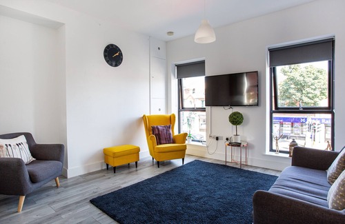 Ormeau Apartment | Modern Luxury Apartment, Sleeps 6, Best Location