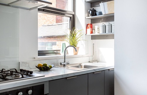 Ormeau Apartment | Modern Luxury Apartment, Sleeps 6, Best Location