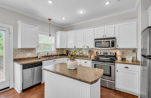 Starkville House | Modern Luxury Cottage | Half Mile to MSU | Patio