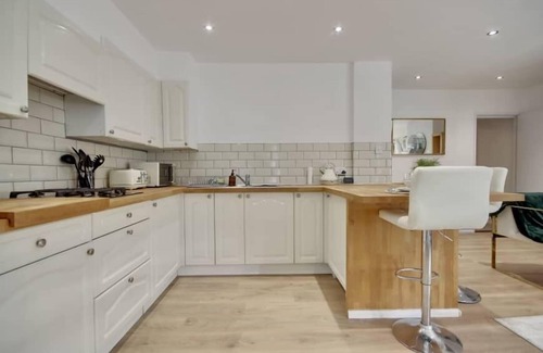 Southampton Apartment | Modern Luxury Cozy Apartment