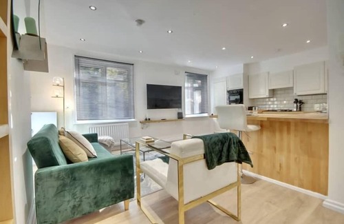 Southampton Apartment | Modern Luxury Cozy Apartment