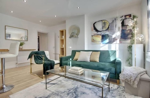 Southampton Apartment | Modern Luxury Cozy Apartment