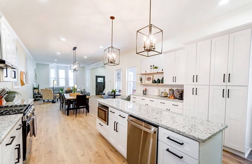 East Walnut HIlls House | Modern Luxury Home: 7 Mins From Downtown-Sleeps 12