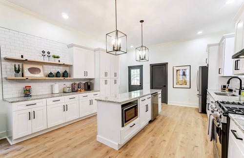 East Walnut HIlls House | Modern Luxury Home: 7 Mins From Downtown-Sleeps 12