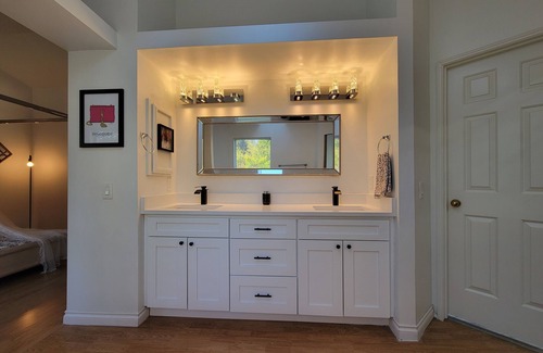 Covington House | Modern Luxury Home near Lake Meridian Park