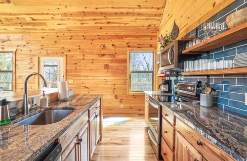 McArthur Cabin | Modern Luxury I Hot Tub I Hiking