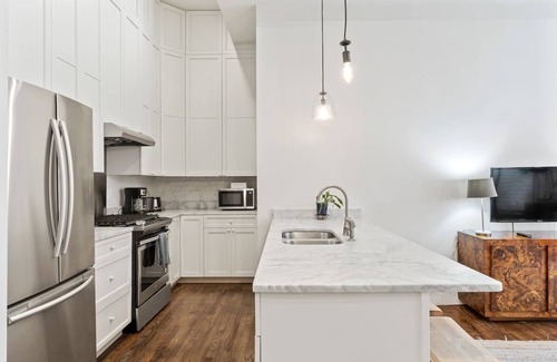 Central Business District Hotel | Modern Luxury in NOLA: 4BR, 4BA Downtown Suite - Close to Harrah's & French Quarter