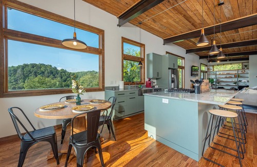 Marshall Cabin | Modern Luxury Meets Mountain Getaway. Amazing Views, Hot Tub+More!