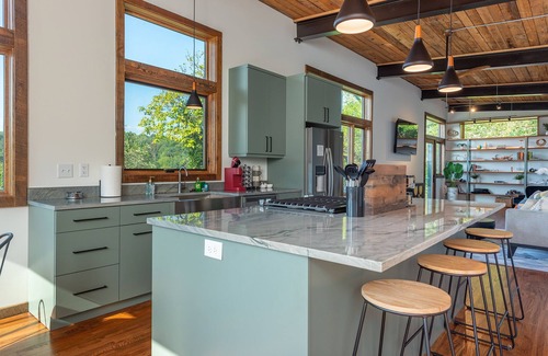 Marshall Cabin | Modern Luxury Meets Mountain Getaway. Amazing Views, Hot Tub+More!