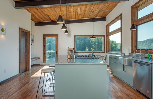 Marshall Cabin | Modern Luxury Meets Mountain Getaway. Amazing Views, Hot Tub+More!