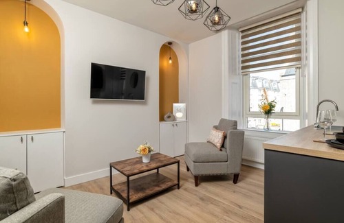 Aberdeen West End Apartment | Modern Luxury - Prime Location