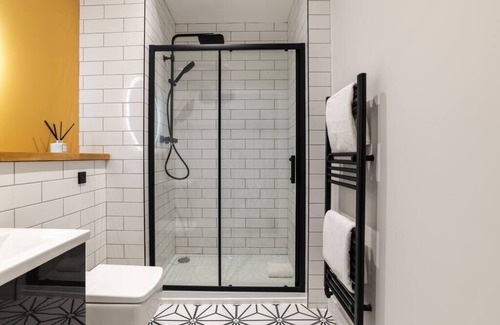 Aberdeen West End Apartment | Modern Luxury - Prime Location
