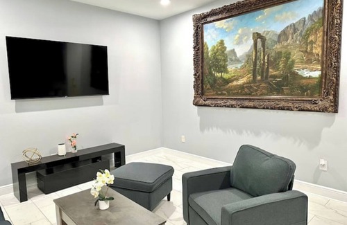 Lake Magdalene House | Modern Luxury Retreat - 10PPL