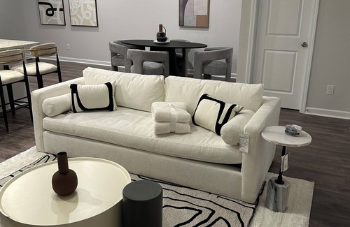 Riverdale House | Modern-Luxury Townhouse - High-End Amenities & Designs - Near Airport