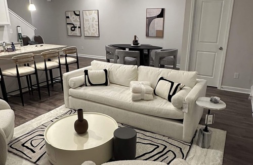 Riverdale House | Modern-Luxury Townhouse - High-End Amenities & Designs - Near Airport