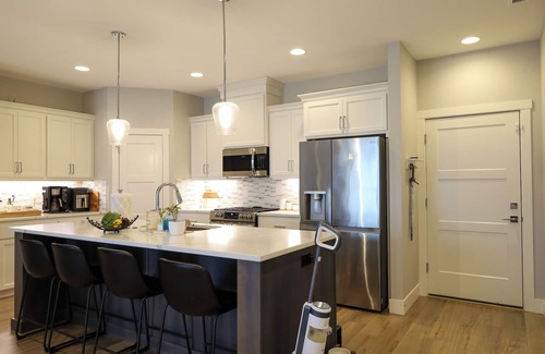 Vancouver House | Modern & Luxury Townhome in Vancouver WA [3BR/2.5BA]