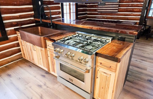 East Stroudsburg Cabin | Modern Luxury Meets Rustic Charm - Cozy Log Cabin