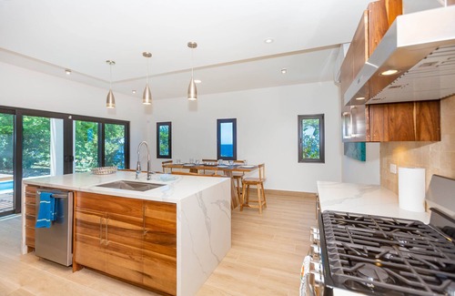 Lighthouse Estates House | Modern luxury with stunning Views at West Bay Breeze