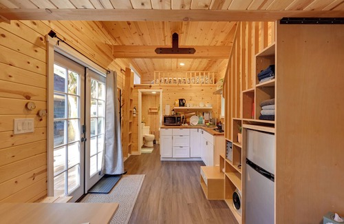 Lynnwood Apartment | Modern Lynnwood Tiny House: 16 Mi to Seattle!