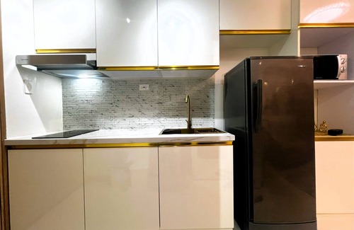 Pio del Pilar Condo | Modern Makati City Condo with Parking & Cityscape View Balcony