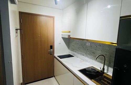 Pio del Pilar Condo | Modern Makati City Condo with Parking & Cityscape View Balcony