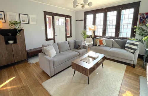 Bloomfield Apartment | Modern Meets History - Friendship 2BR Apartment