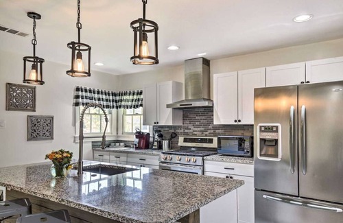 Northwest Los Angeles Heights House | Modern Mid-Term Large Yard Pet-Friendly - Sleeps 7