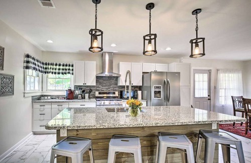 Northwest Los Angeles Heights House | Modern Mid-Term Large Yard Pet-Friendly - Sleeps 7