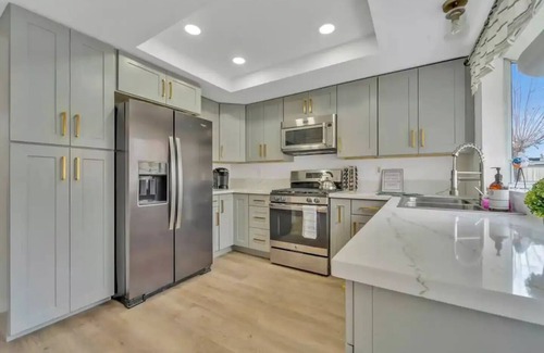 Lancaster House | Modern Midcentury: Massage Chair, BBQ, TV, Sleeps 6