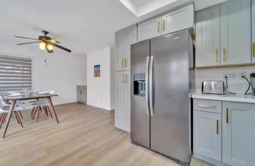 Lancaster House | Modern Midcentury: Massage Chair, BBQ, TV, Sleeps 6