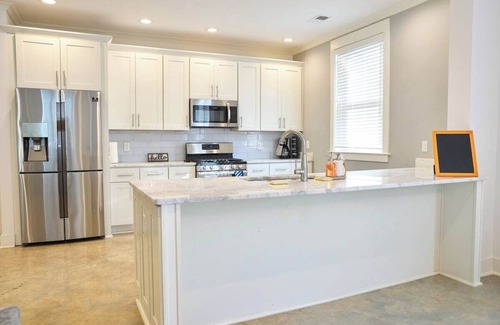Cooper-Young Historic District House | Modern Midtown home with 3 king beds