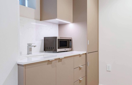 West Los Angeles Apartment | Modern & Minimalist Coliving Suite close to UCLA