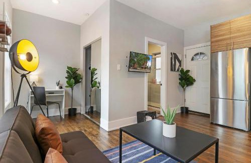 Chicago Apartment | Modern Minimalist Studio Apt in Portage Park - Pensacola 3W
