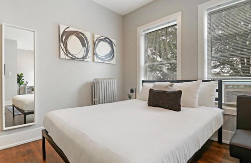 Chicago Apartment | Modern Minimalist Studio Apt in Portage Park - Pensacola 3W
