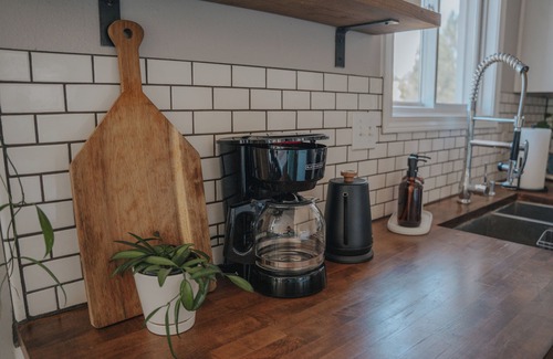 Moose Can Gully House | Modern Missoula home with AC, WiFi, 2-car garage, sleeps 10, & beautiful views!