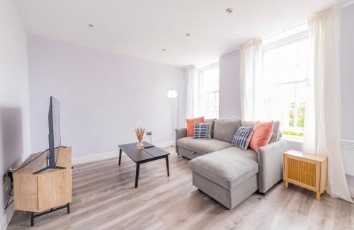 Abingdon Apartment | Modern Morris Mews - High Spec - 7 Guests