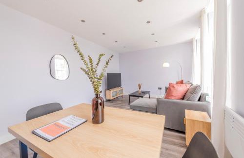 Abingdon Apartment | Modern Morris Mews - High Spec - 7 Guests