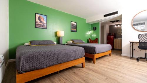 Downtown Colorado Springs Hotel | Modern Motel