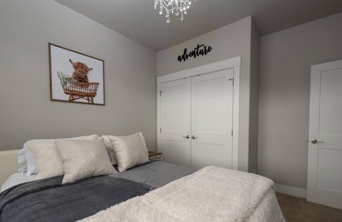 East Wenatchee House | Modern Mount Oasis - King Bed, Mountain Views, open floor plan & Hot Tub!